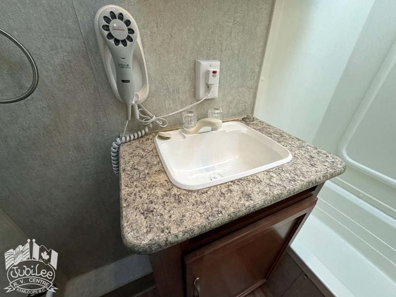 0AF7112F-A383-471A-B100-1101DDD44126