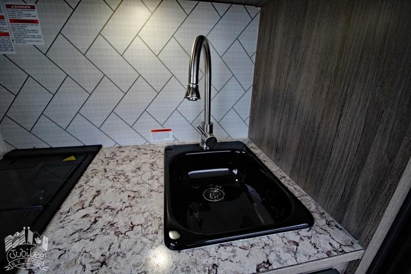 22D0B5F5-22CB-4AA2-BF65-A5A9C13274DC