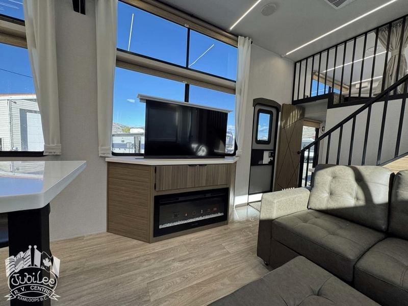 43AA51EB-00CD-470A-BB64-B75971FDF6AD