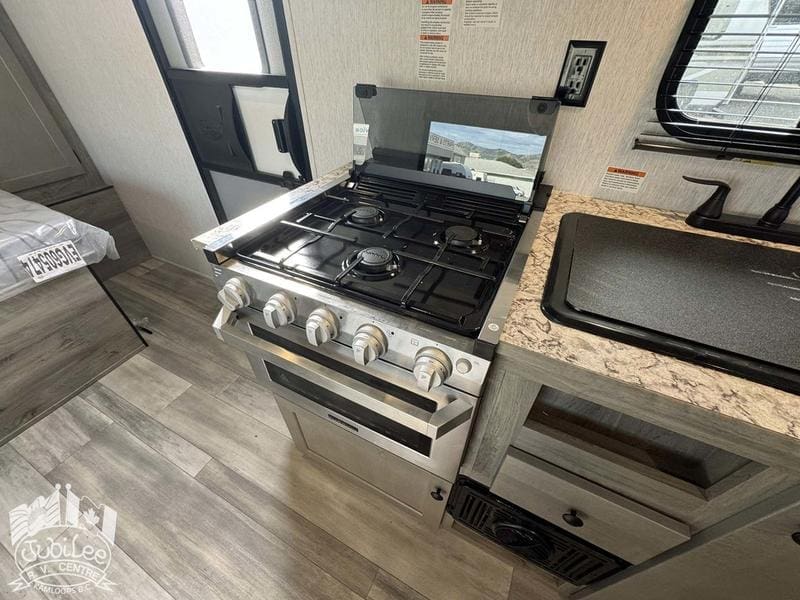 547DED5D-14B2-424B-81E7-972998D207B7