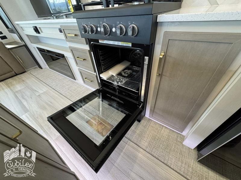 5E8F5285-1431-463C-B5BB-A6CFCF94CAD9