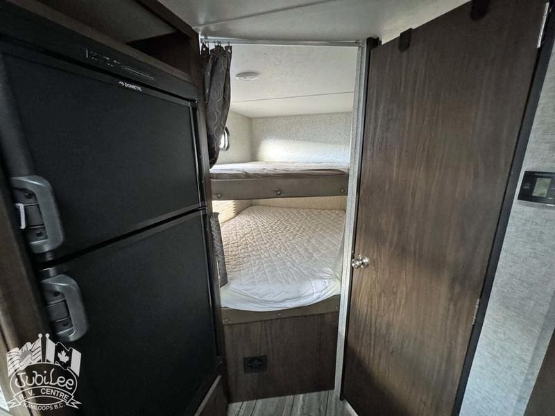 80C502CF-7E9A-40A0-BDDE-189FA915C782