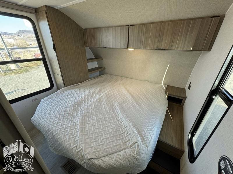 8B7EA319-399F-425C-B16A-36AEA5C401EF