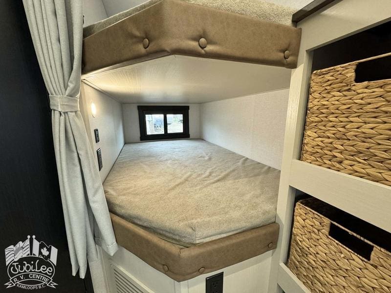 A05A7B56-1900-439E-AEFB-0DA50E31F285