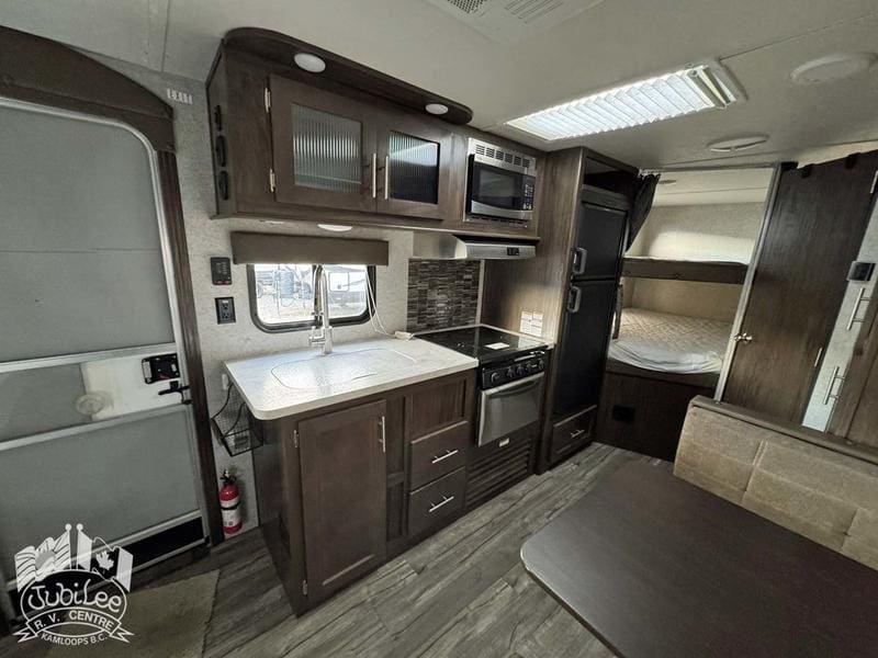 C3666995-06AB-4A2B-BC6A-A8185D8E2BD3